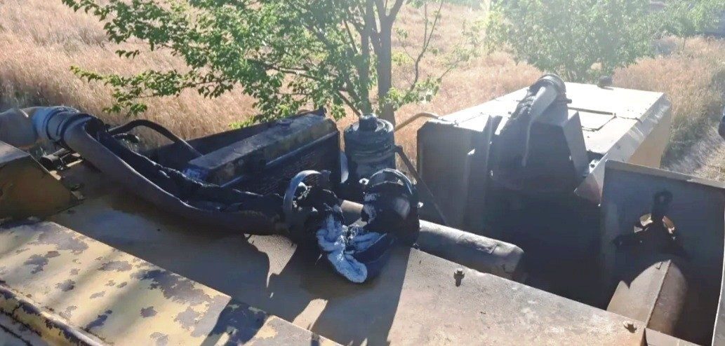 Kütahya’nın Emet ilçesinin Yeniceköy köyünde bir biçerdövendeki motor kısmında çıkan