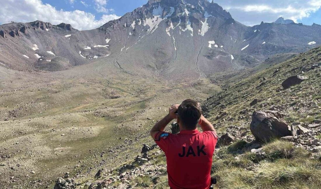 Kayseri'de Erciyes Dağı'nda zirve tırmanışı yapan bir kişi, buzul bölgesinde