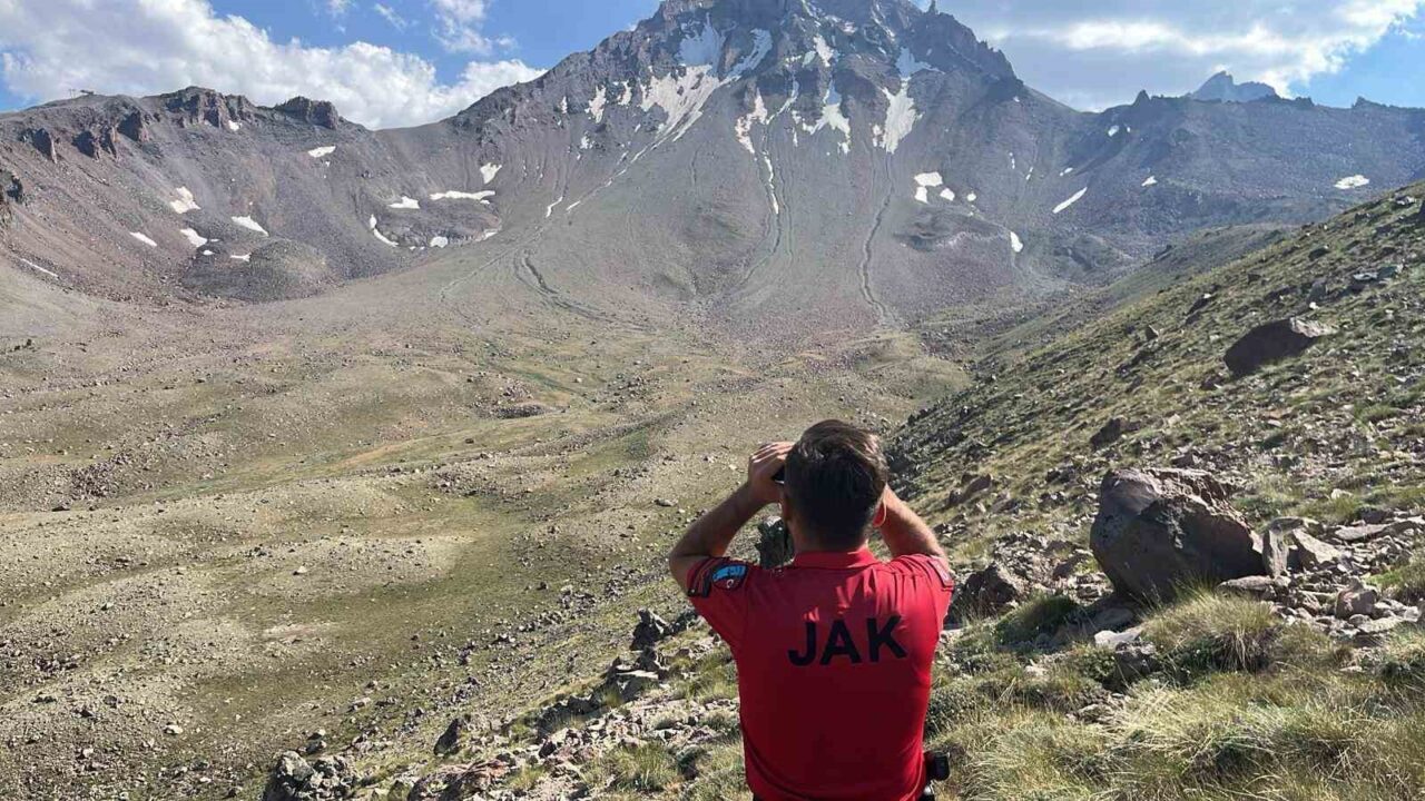 Kayseri'de Erciyes Dağı'nda zirve tırmanışı yapan bir kişi, buzul bölgesinde