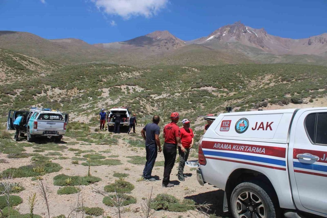 Kayseri'nin Erciyes Dağı'nda yürüyüş yaparken kaya düşmesi sonucu yaralanan iki
