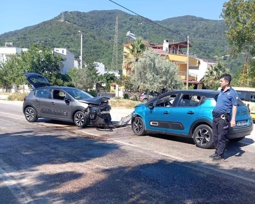 Balıkesir'in Erdek ilçesinde iki otomobilin kafa kafaya çarpışması sonucu Sinan