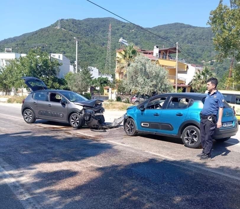 Balıkesir'in Erdek ilçesinde iki otomobilin kafa kafaya çarpışması sonucu Sinan