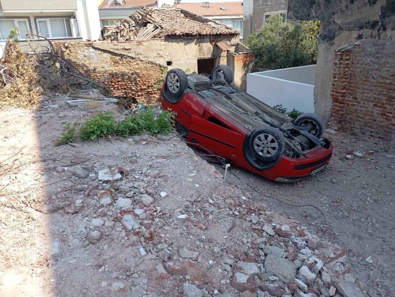 Balıkesir'in Erdek ilçesinde park etmeye çalışan 35 NR 662 plakalı