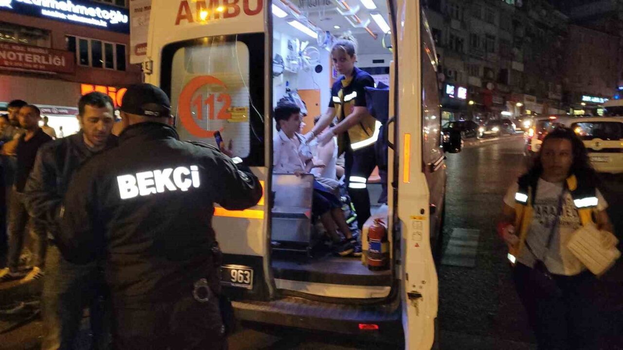 Zonguldak'ın Ereğli ilçesinde akşam saatlerinde iki hafif ticari aracın çarpışması