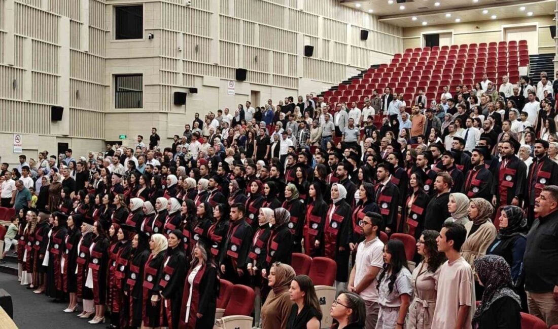 Erciyes Üniversitesi Eczacılık Fakültesi, 16. döneminde 98 mezununu verdi. Törende