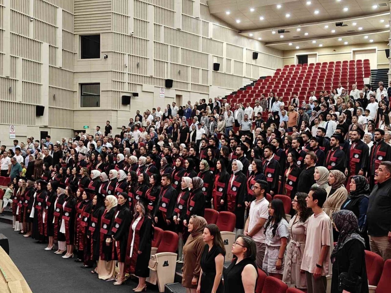 Erciyes Üniversitesi Eczacılık Fakültesi, 16. döneminde 98 mezununu verdi. Törende