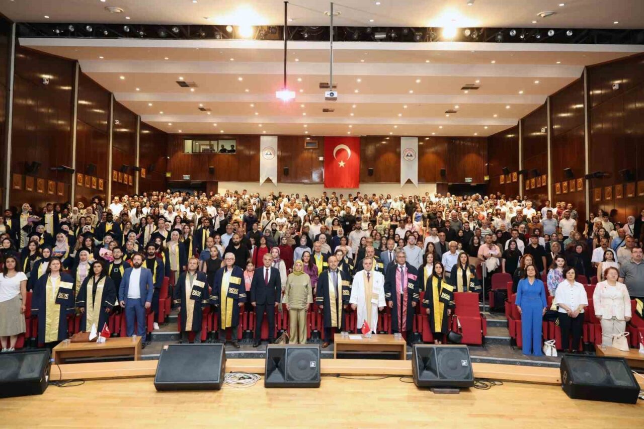 Erciyes Üniversitesi Fen Fakültesi, 2024-2025 eğitim-öğretim yılı mezunlarını törenle uğurladı.