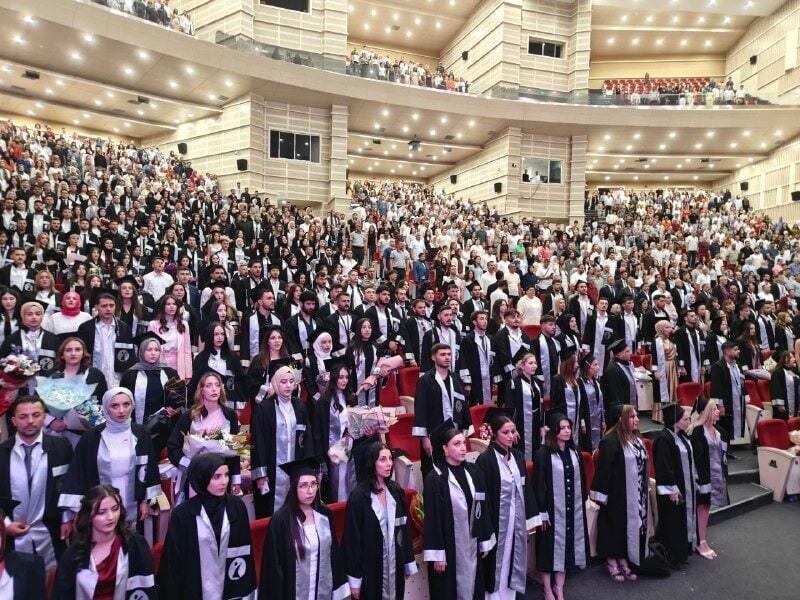 Erciyes Üniversitesi İletişim Fakültesi, 2024-2025 Eğitim-Öğretim yılı mezuniyet töreninde 550