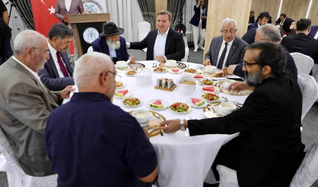 Erzincan'da muharrem ayı dolayısıyla düzenlenen iftar programında, Alevi dedesi Ahmet