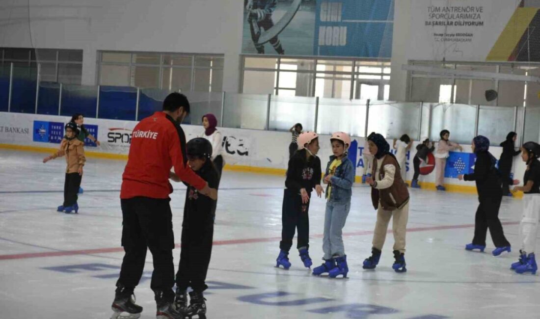 Erzurum'da Yaz Kur'an Kursları'na katılan çocuklara buz pateni eğitimi veriliyor.