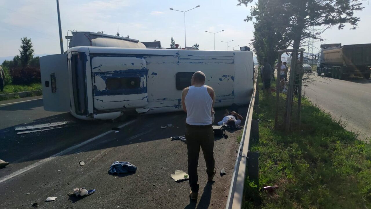 Erzurum'un Yakutiye ilçesinde kontrolden çıkan bir servis aracı devrildi. Olayda