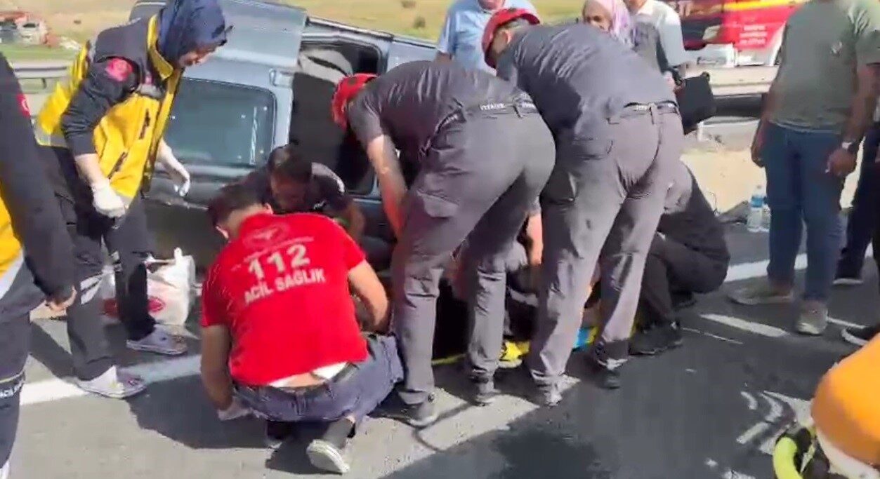 Erzurum-Kars karayolunda Pasinler ilçesinde direksiyon hakimiyetini kaybeden sürücünün kullandığı hafif
