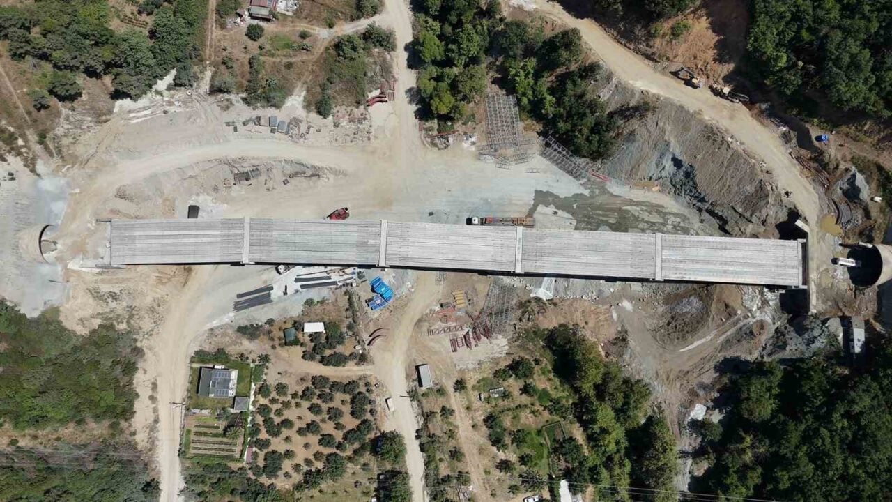 Yalova-Armutlu kara yolunda tünel ve viyadük inşaatları hızla sürüyor. Esenköy’deki