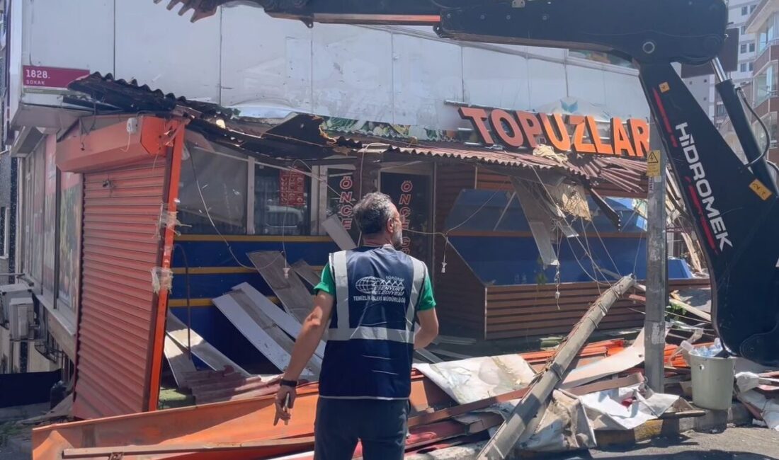 İstanbul Esenyurt'ta bir marketin manav reyonu, zabıta ekipleri tarafından kepçe
