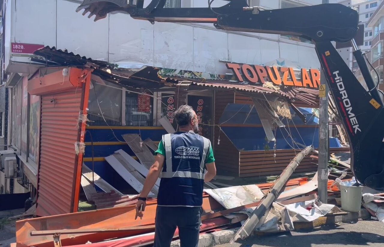 İstanbul Esenyurt'ta bir marketin manav reyonu, zabıta ekipleri tarafından kepçe