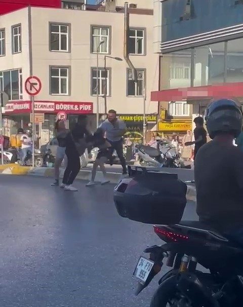 Esenyurt’ta iki kadın motosikletle ilerlerken, kendilerine laf atan şahıslarla tartışmaya