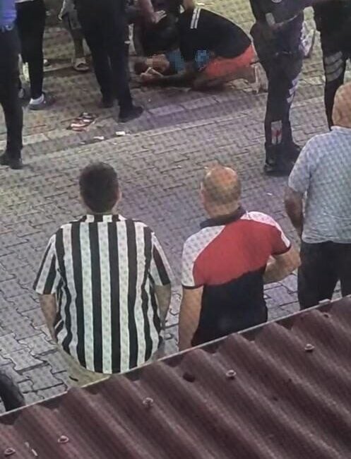 İstanbul'un Esenyurt ilçesinde bir markette, kasiyer kadın ile bir müşteri