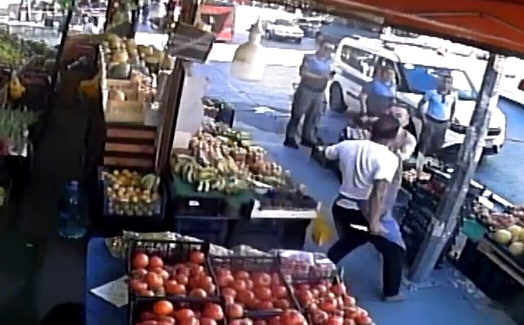 Esenyurt'ta bir markette, zabıta ekipleri ve çalışanlar arasında sebze kasaları