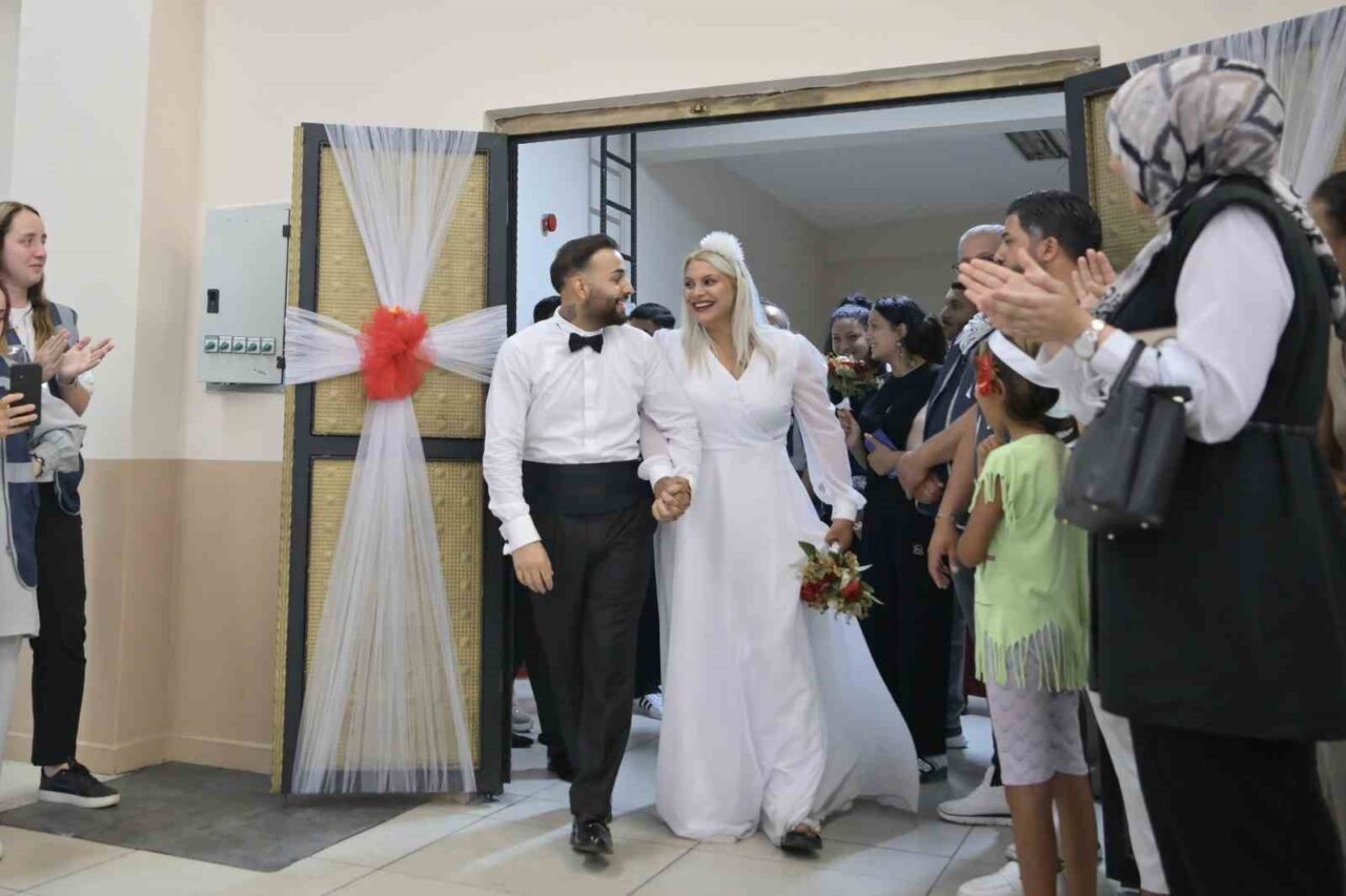 Esenyurt Fatih Mahallesi'nde düzenlenen toplu nikah töreninde Roman çiftler evlendi.