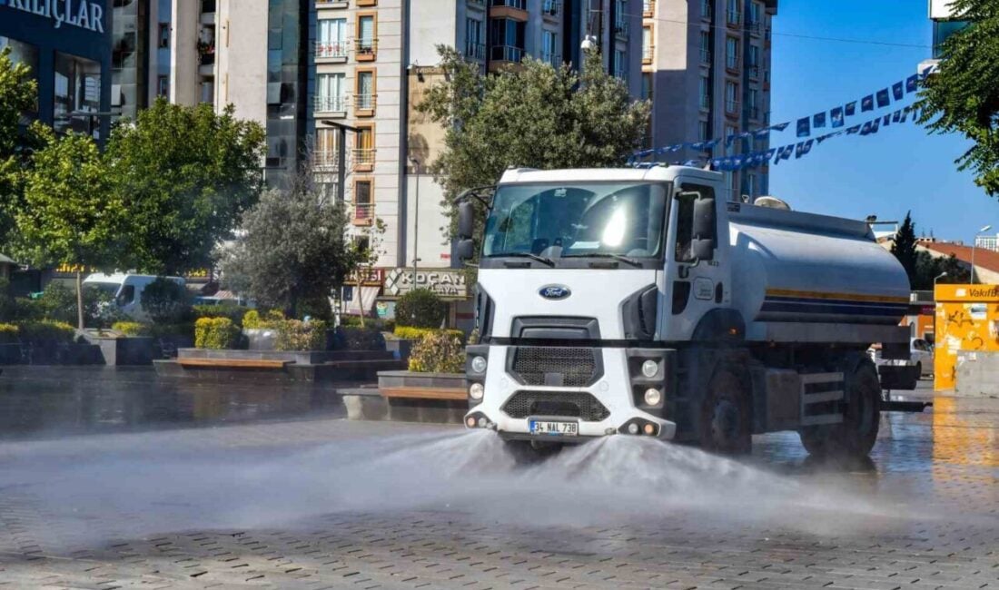 Esenyurt Belediyesi, temizlik ekipleriyle sokakları deterjanlı suyla yıkayarak vatandaşlara daha