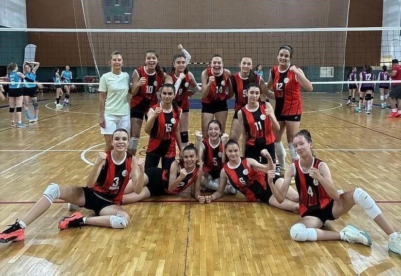 Eskişehir Kız Voleybol Takımı, Muğla'daki Anadolu Yıldızlar Ligi'nde gösterdiği üstün
