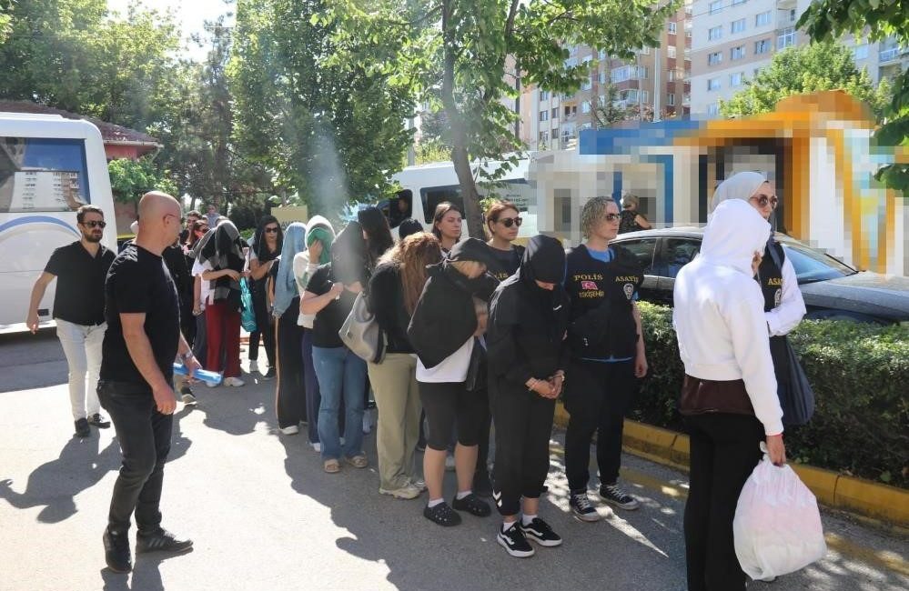 Eskişehir'de düzenlenen fuhuş operasyonunda 21 şüpheliden 11'i tutuklandı. 19 Ocak