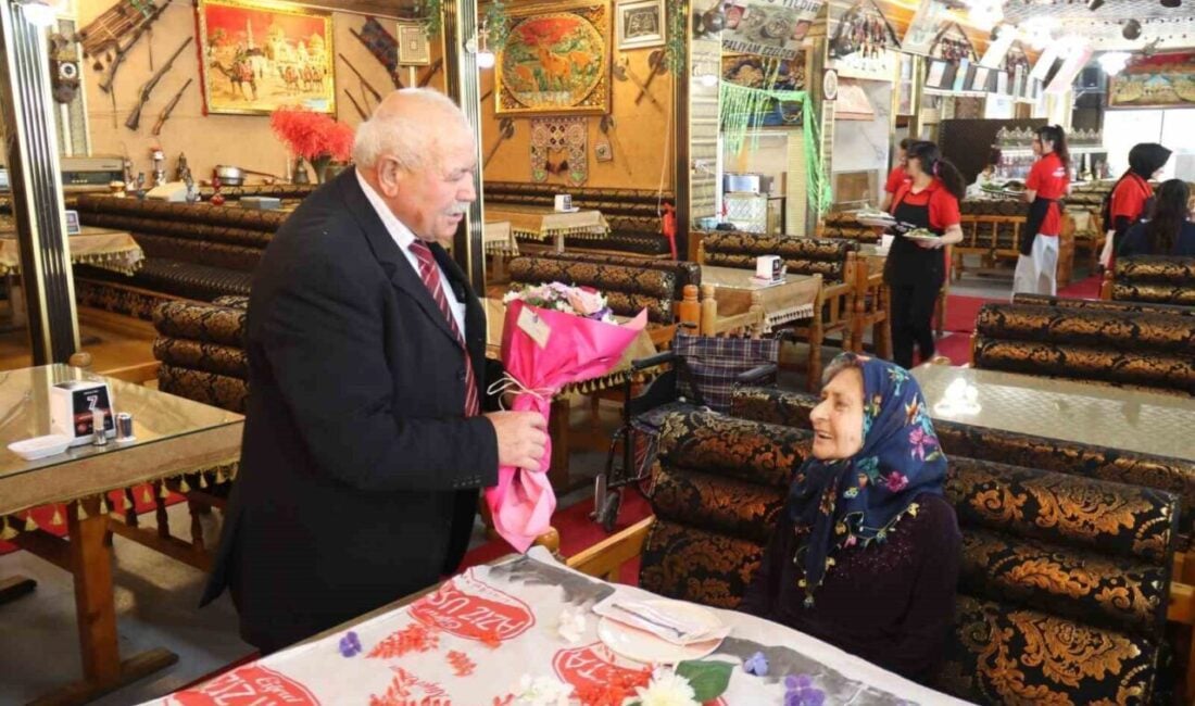 Eskişehir'de 54 yıllık evlilik yıl dönümünü kutlayan Mustafa (74) ve
