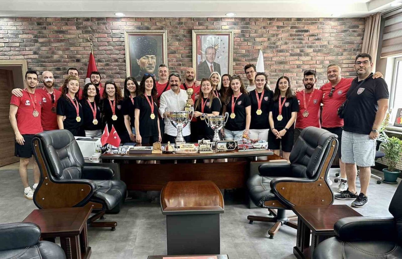 Eskişehirli sporcular, Afyonkarahisar'da düzenlenen İşitme Engelliler Türkiye Şampiyonası'nda kadın hentbol
