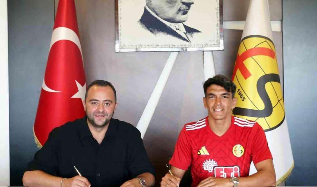 Eskişehirspor, 32 yaşındaki kanat oyuncusu Akın Akman ile sözleşme imzaladı.