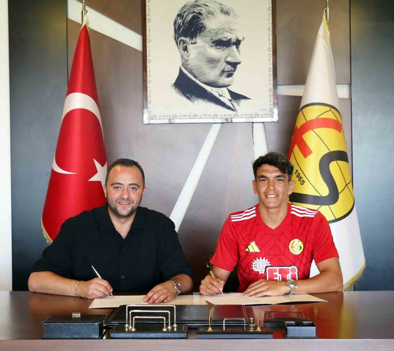 Eskişehirspor, 32 yaşındaki kanat oyuncusu Akın Akman ile sözleşme imzaladı.