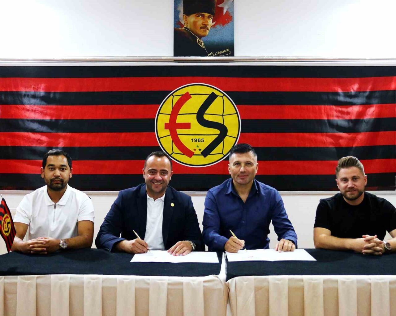 Eskişehirspor, teknik direktörlük pozisyonunu Serdar Göçerler ile doldurdu. Kulüp, 2025-2026