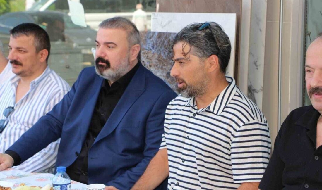 Rize'de Çaykur Rizespor yönetimi ve futbolcular, esnaf ile düzenledikleri kahvaltıda