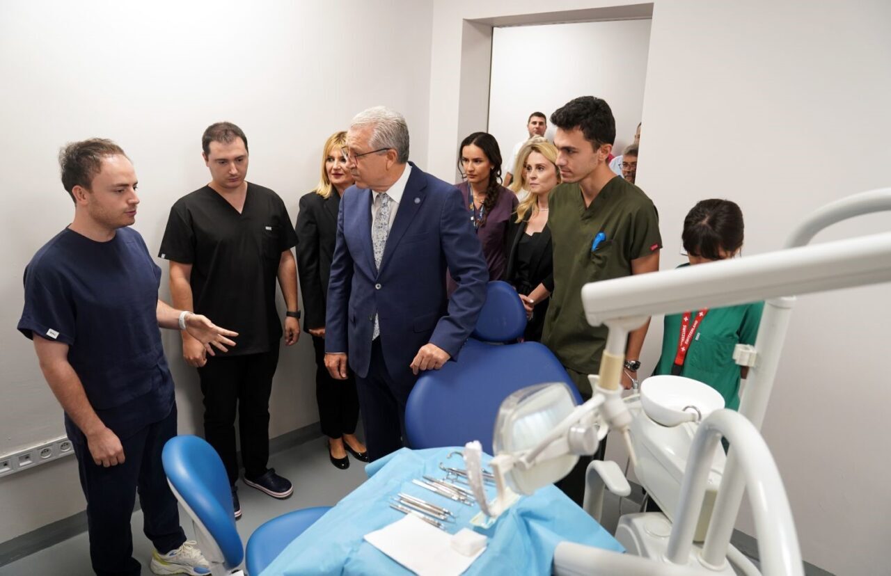 Ege Üniversitesi Diş Hekimliği Fakültesi, modern teknolojilerle donatılmış altyapısıyla dünya