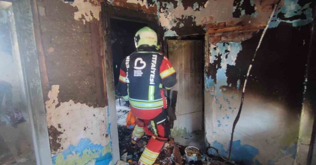 Balıkesir'in Havran ilçesindeki Hamambaşı Mahallesi'nde bir evde çıkan yangın hızla