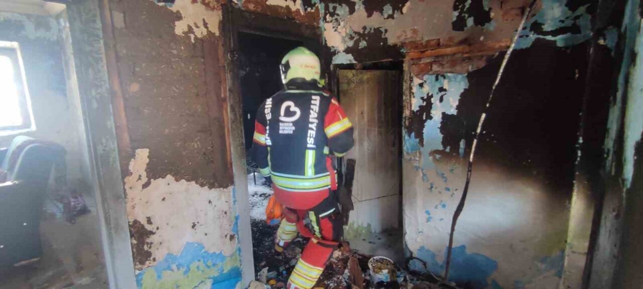 Balıkesir'in Havran ilçesindeki Hamambaşı Mahallesi'nde bir evde çıkan yangın hızla