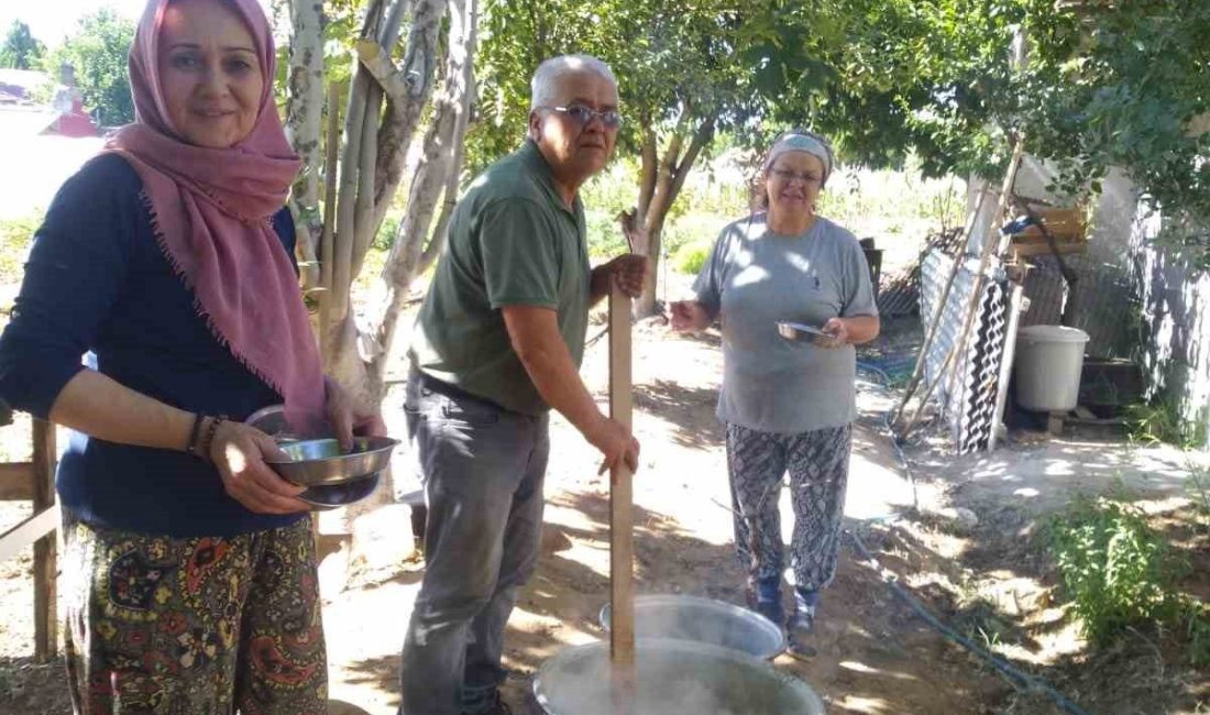 Denizli’nin Acıpayam ilçesinde, Muharrem ayında aşure geleneği sürdürülüyor. Pınaryazı Mahallesi’nde