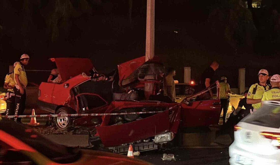 Eyüpsultan Topçular Mahallesi'nde Fiat Tofaş otomobil, kontrolden çıkarak aydınlatma direğine