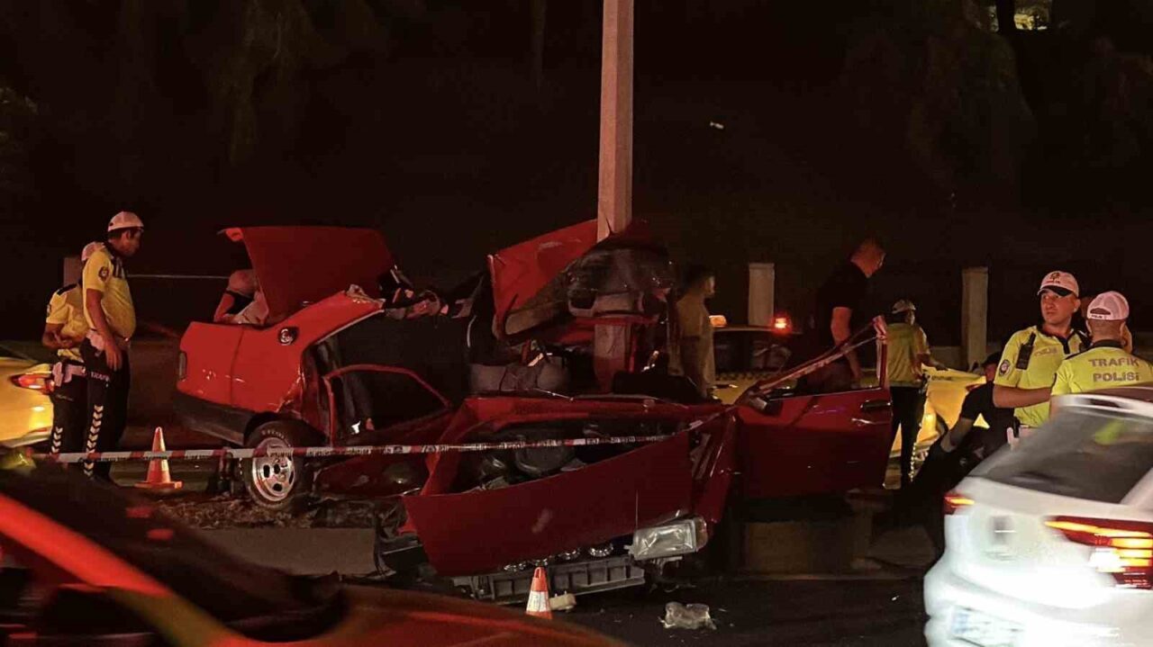 Eyüpsultan Topçular Mahallesi'nde Fiat Tofaş otomobil, kontrolden çıkarak aydınlatma direğine