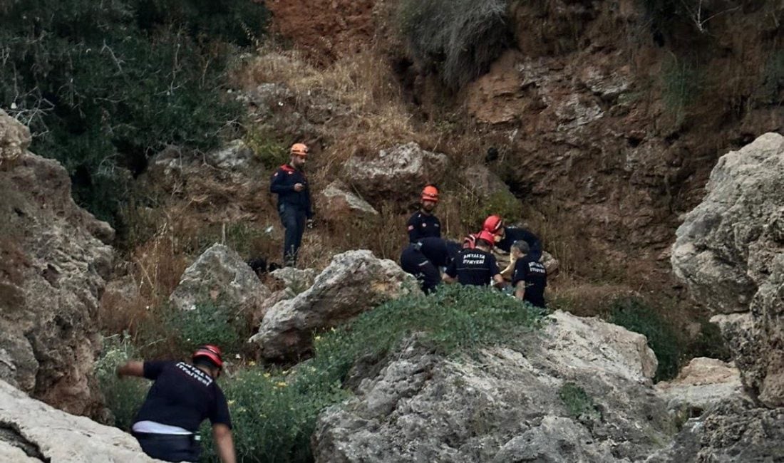Antalya'nın Muratpaşa ilçesinde kayalıklardan düşen Luke Brenken’in (23) hayatını kaybettiği