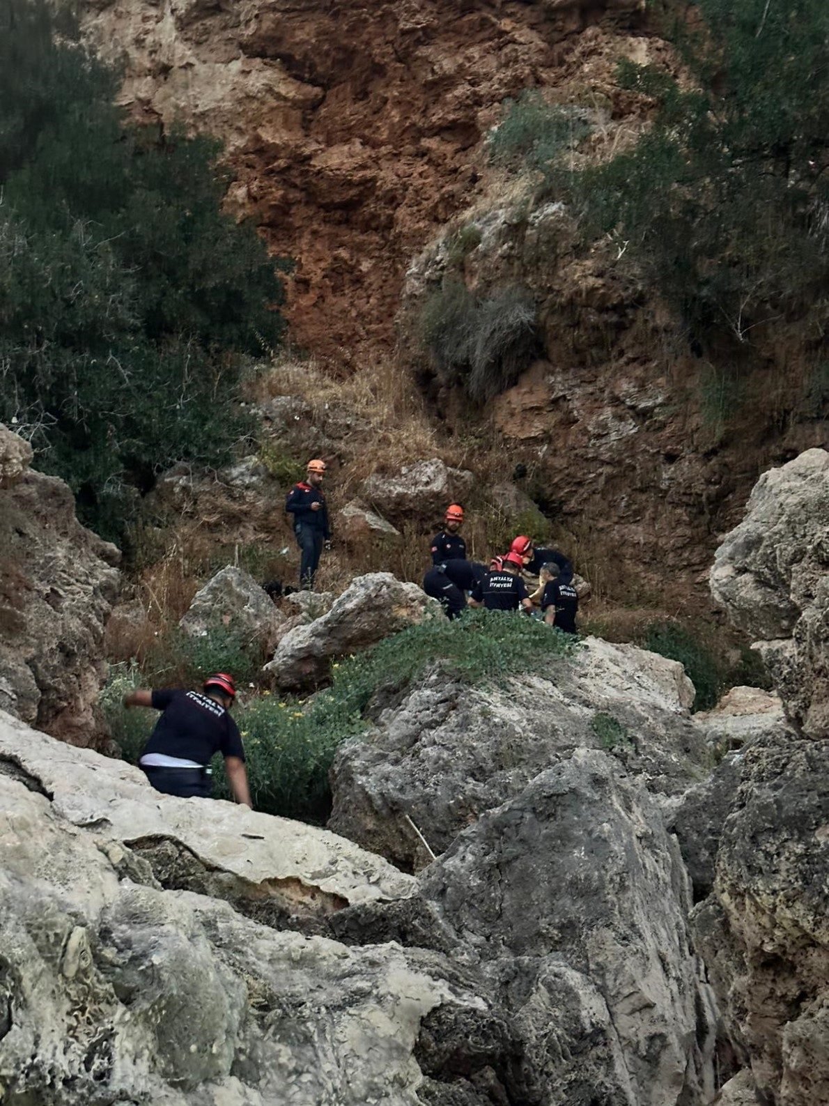 Antalya'nın Muratpaşa ilçesinde kayalıklardan düşen Luke Brenken’in (23) hayatını kaybettiği