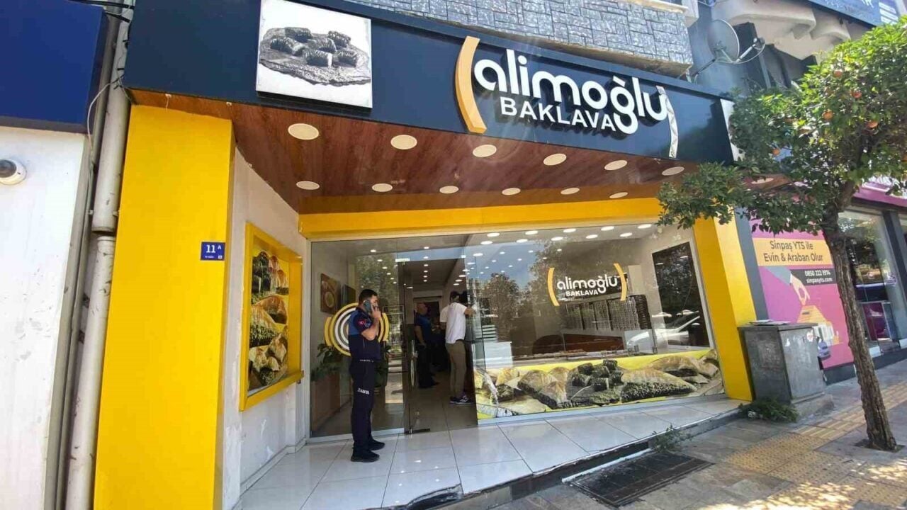 Aydın'ın Efeler ilçesindeki bir baklava dükkanında fare görüntüleri sosyal medyada