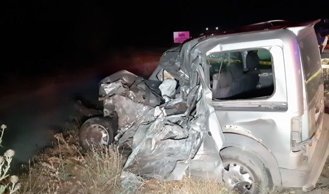 Bolu'da Erol Yerlikaya'nın kullandığı hafif ticari araç, yola çıkan bir