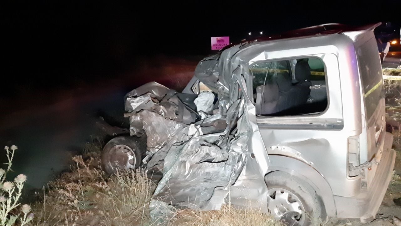 Bolu'da Erol Yerlikaya'nın kullandığı hafif ticari araç, yola çıkan bir
