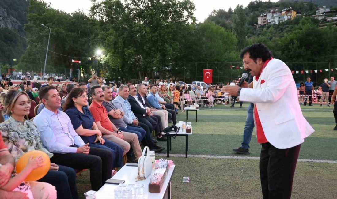 Adana'nın Feke ilçesindeki Feke Lisesi, ilk mezunlar buluşmasını Şehit Koray