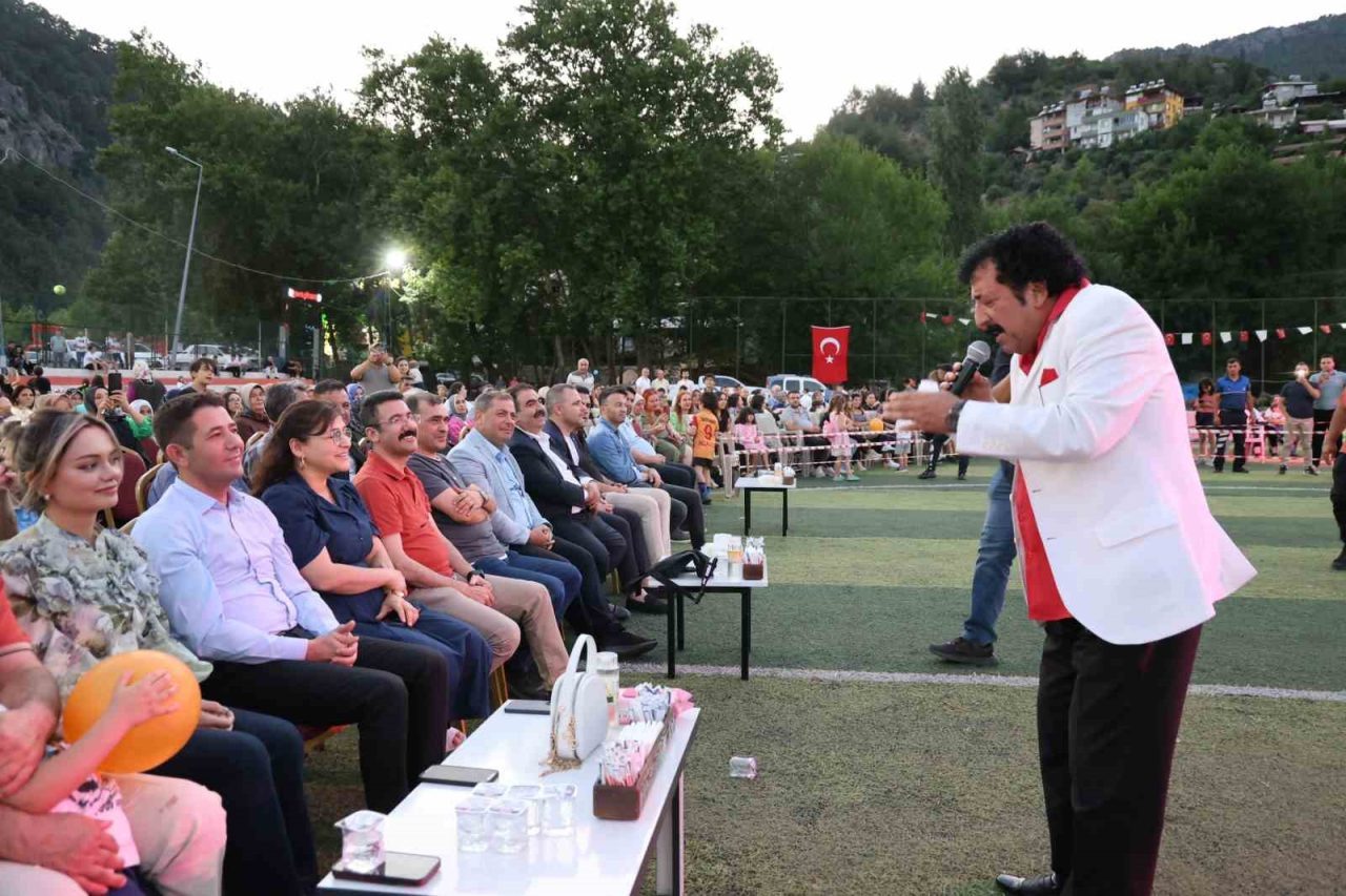 Adana'nın Feke ilçesindeki Feke Lisesi, ilk mezunlar buluşmasını Şehit Koray