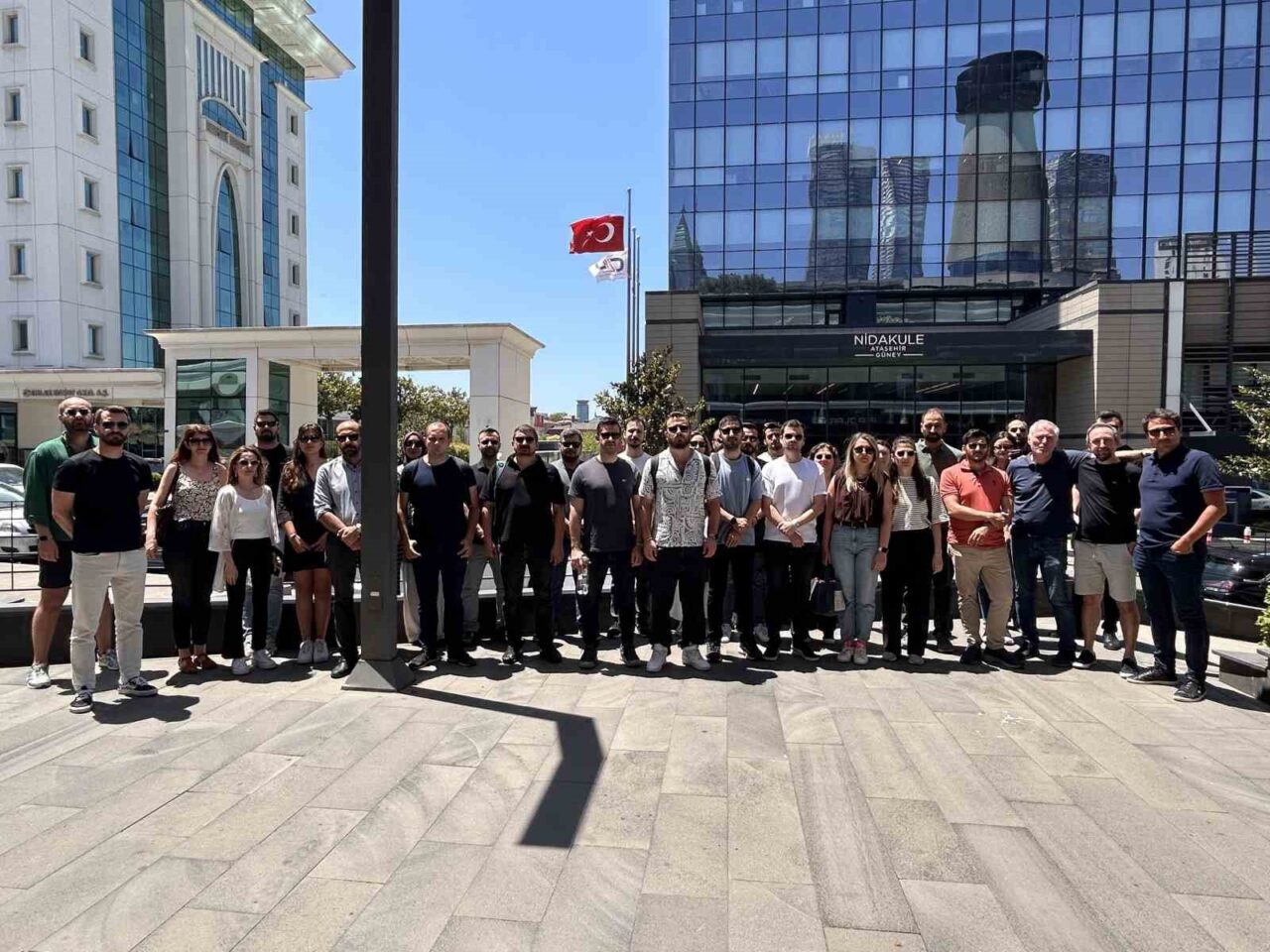 İstanbul'daki Felece Teknoloji çalışanları, maaşlarını alamadıkları ve işten çıkarılanların tazminatlarının