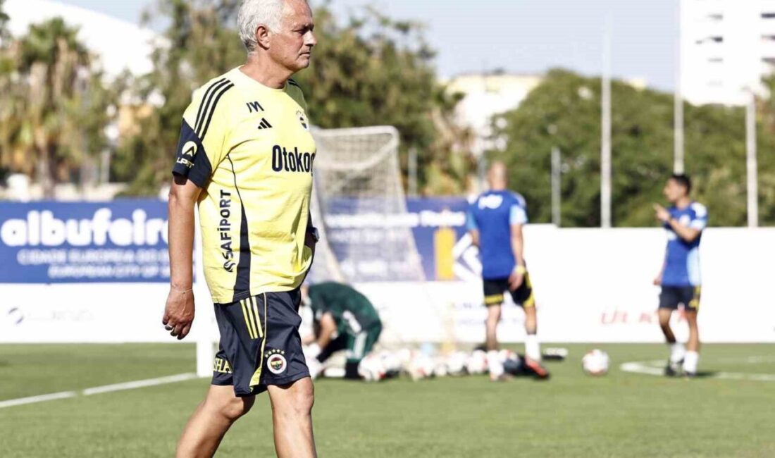 Fenerbahçe, Portekiz'deki yeni sezon hazırlıklarına akşam saatlerinde yapılan antrenmanla devam