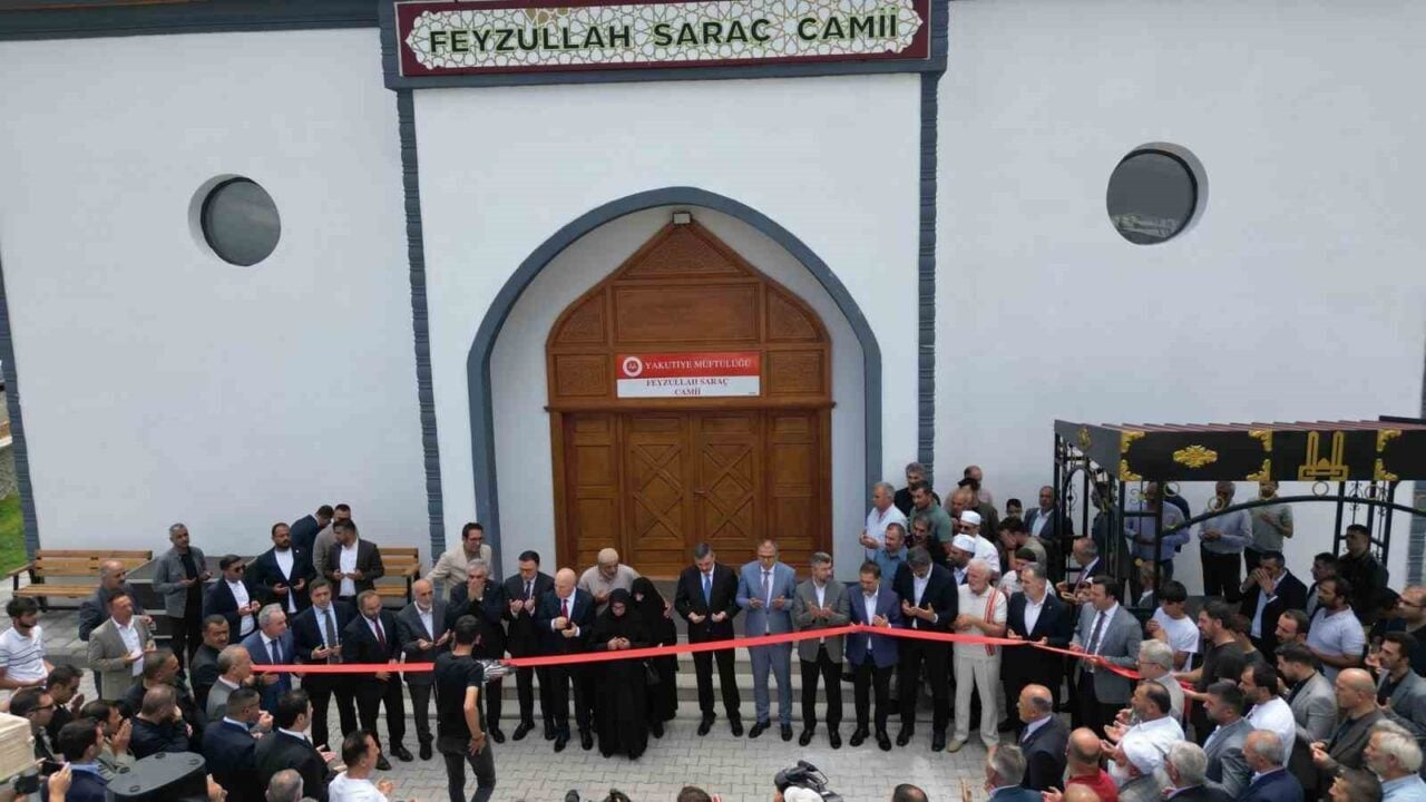 Erzurum'da Feyzullah Saraç Camisi, açılış töreniyle ibadete açıldı. Törene Vali