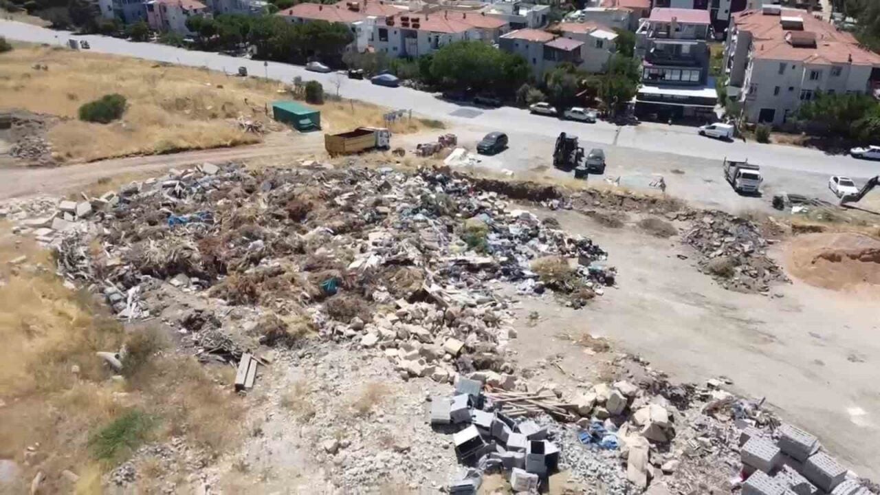 İzmir'in Foça ilçesinde Oruç Reis Caddesi'nde dökülen atıklar, çevre kirliliği