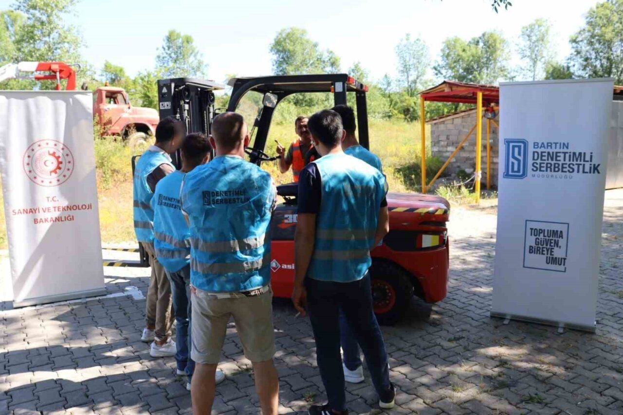 Bartın'da denetimli serbestlik tedbiri altındaki bireylere forklift eğitimi verildi. BAKKA